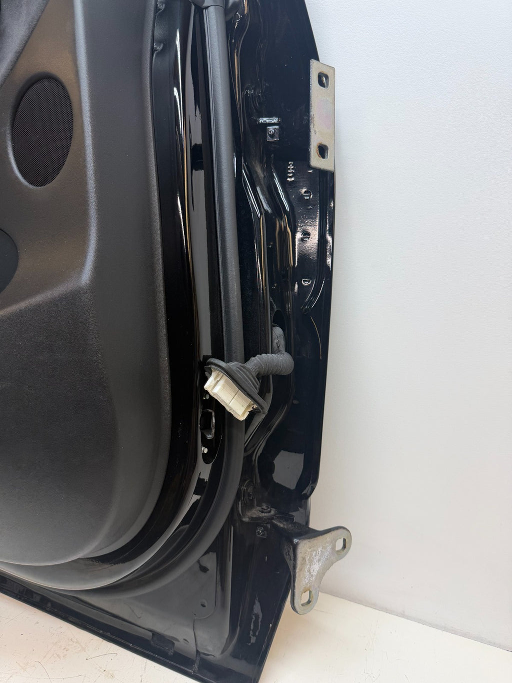 2012-2020 TESLA MODEL Y REAR LEFT DRIVER SIDE COMPLETE DOOR ASSEMBLY W/ GLASS