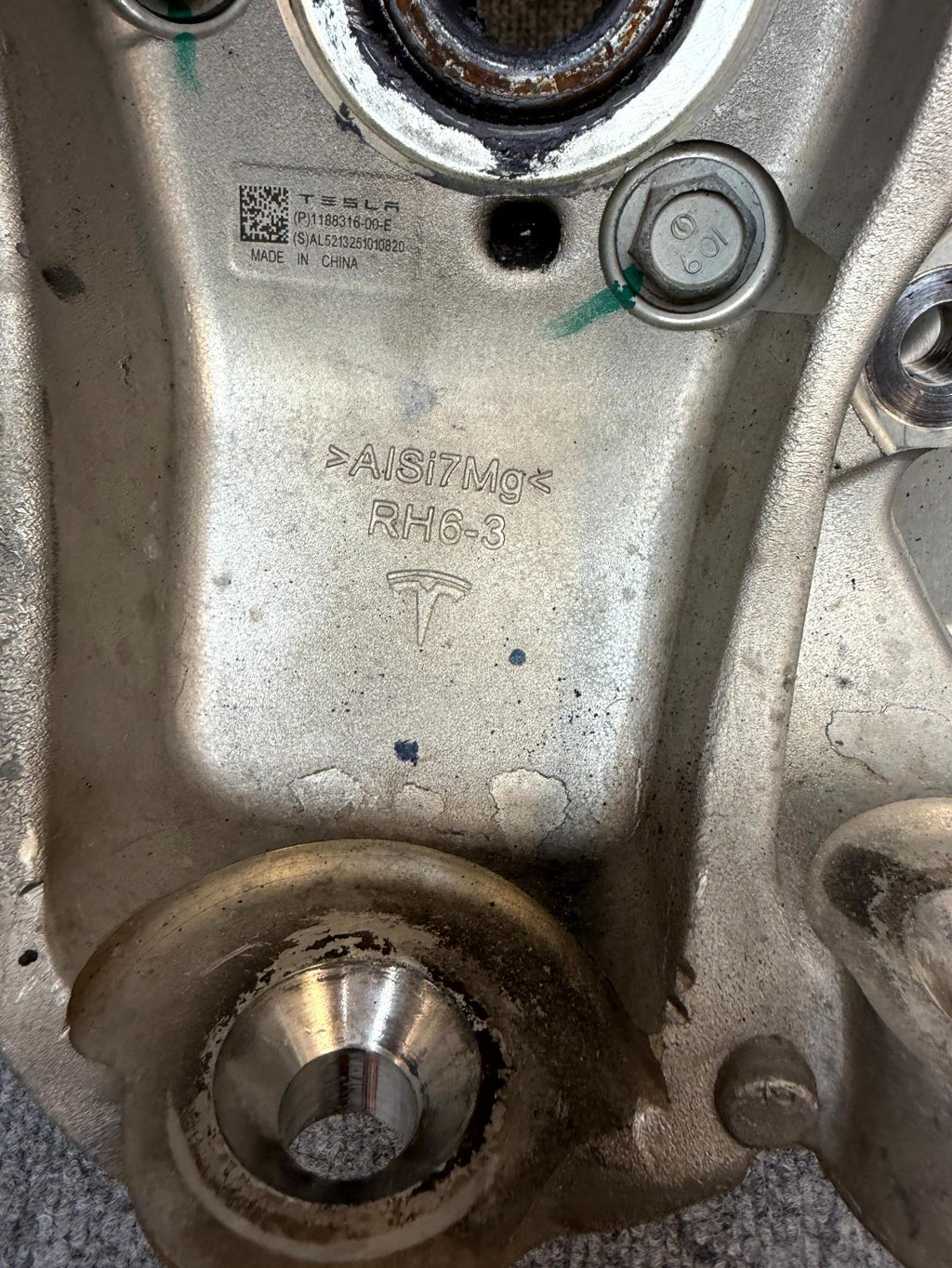 2020-2024 TESLA MODEL Y FRONT RIGHT SPINDLE KNUCKLE HUB & SHIELD OEM, 118831600E