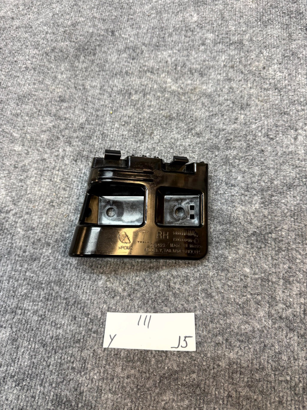 2020 - 2024 TESLA MODEL Y REAR RIGHT SIDE TAILLIGHT BRACKET OEM, 1494039-00-E