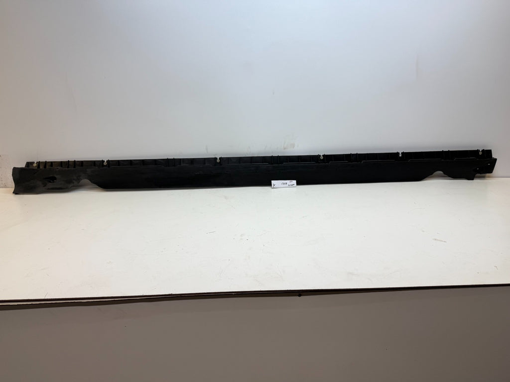 2020-24 TESLA MODEL Y RIGHT SIDE SKIRT ROCKER PANEL MOLDING CARRIER BRACKET
