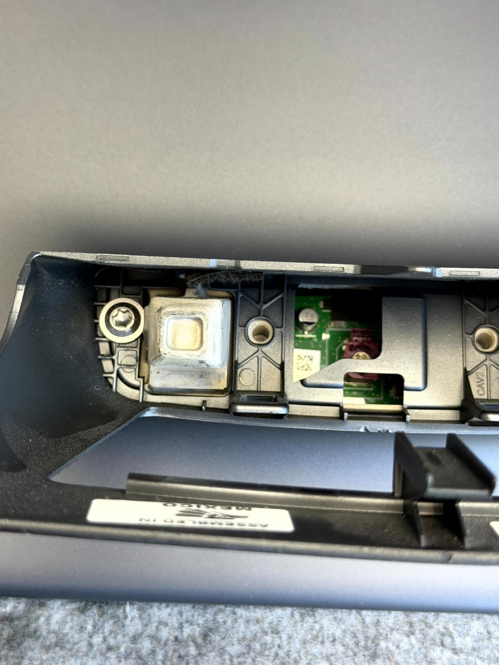 ♦️17–23 TESLA MODEL 3 DASH DISPLAY TOUCH SCREEN HOLDER BRACKET OEM, 1101136-00-E