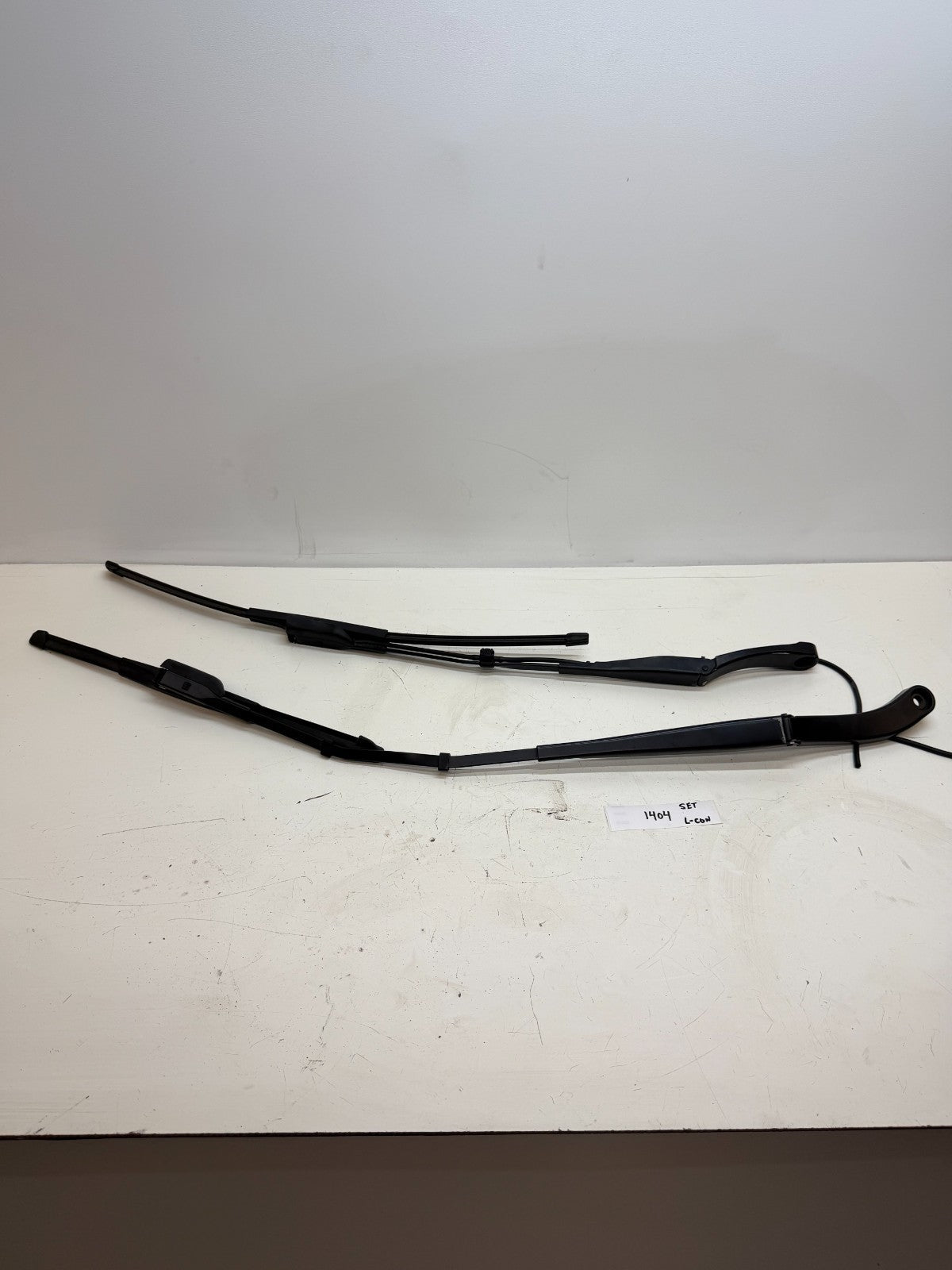 20-24 TESLA MODEL Y FRONT WINDSHIELD LEFT RIGHT WIPER ARM W/ BLADE SET 97036203