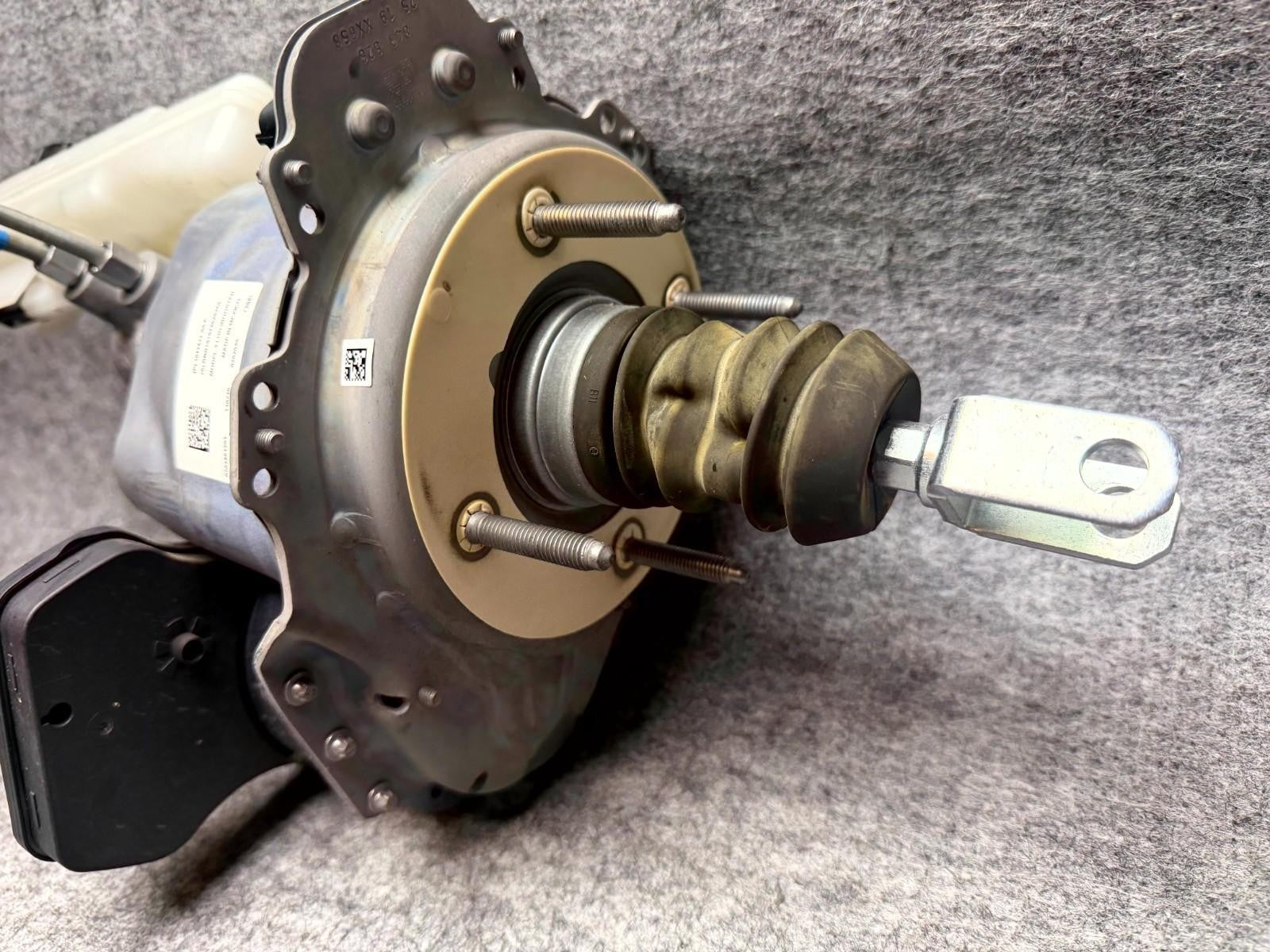 ♦️17-23 TESLA MODEL 3 BRAKE BOOSTER MASTER CYLINDER W/ RESERVOIR OEM, 104467100E