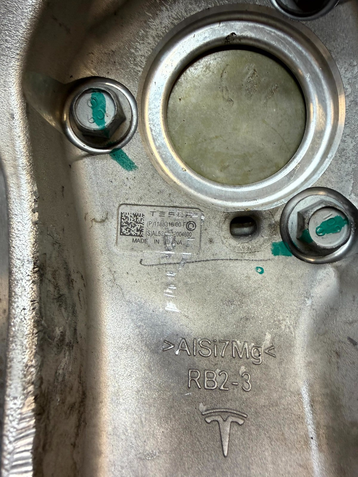 2020-2024 TESLA MODEL Y FRONT RIGHT SPINDLE KNUCKLE HUB & SHIELD OEM, 118831100F