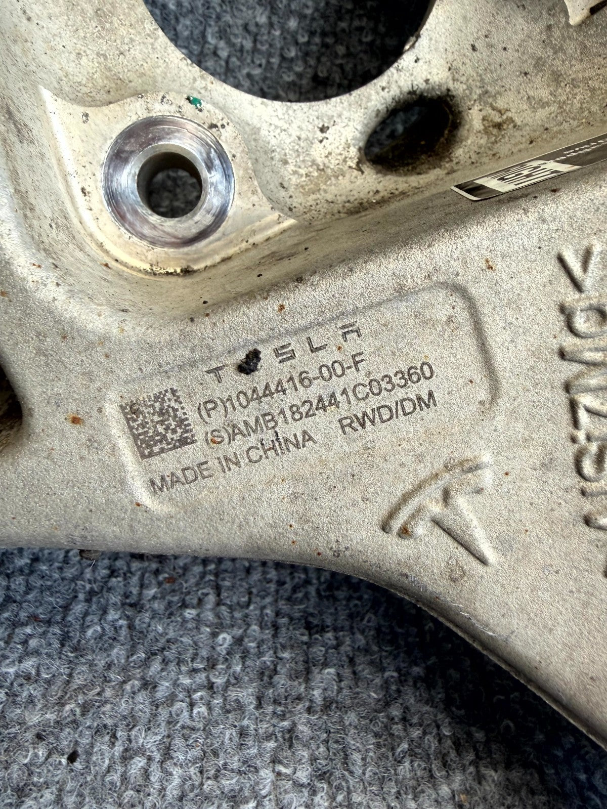 2017 – 2023 TESLA MODEL 3 REAR RIGHT SIDE SPINDLE KNUCKLE OEM, 1044416-00-F