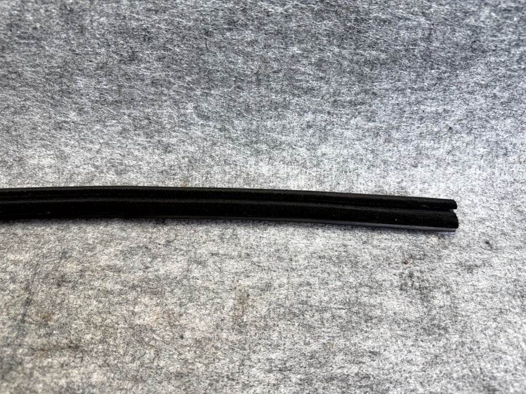 ♦️12-20 TESLA MODEL S FRONT RIGHT SIDE DOOR WINDOW MOLDING TRIM OEM 1038394-00-A
