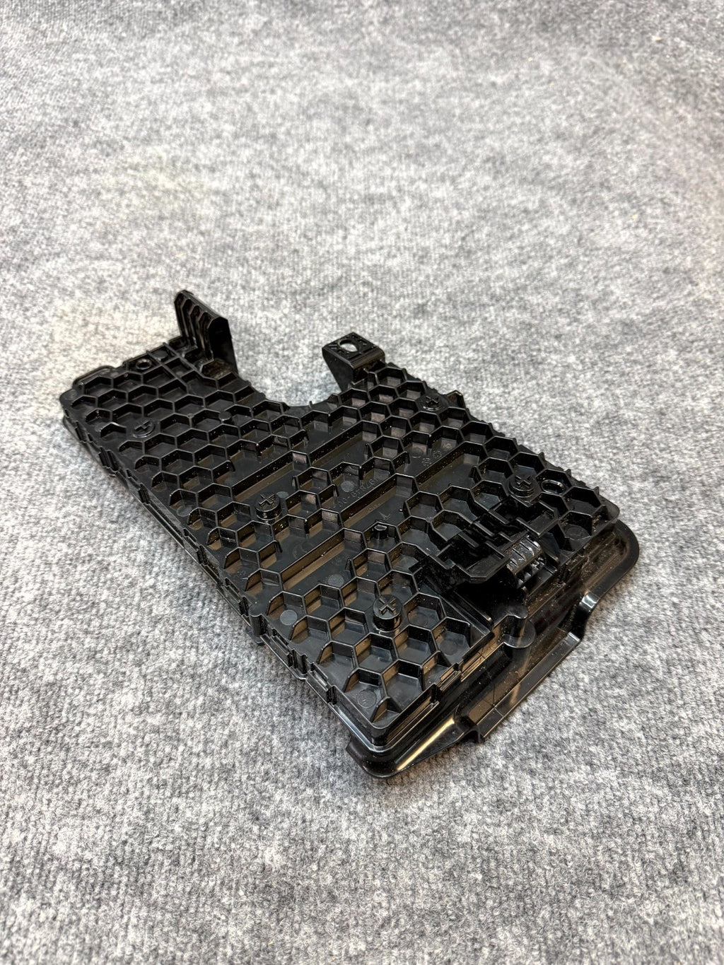 20-24 TESLA MODEL Y RIGHT LOW VOLTAGE CONTROLLER MODULE OEM, 1657650-40-A