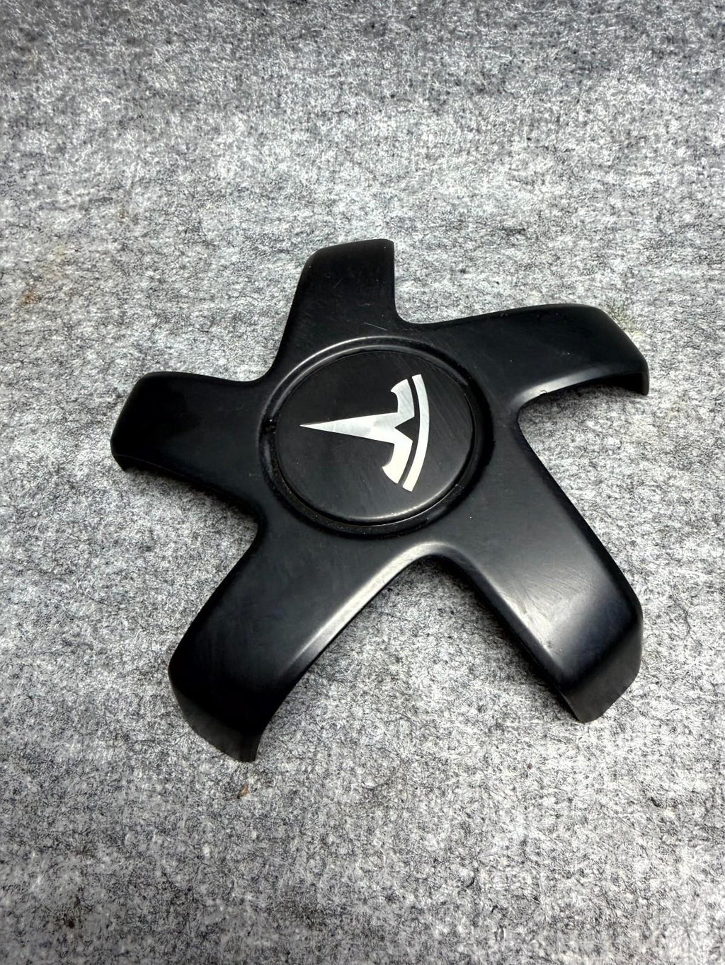 ♦️ 2017 - 2023 TESLA MODEL 3 RIGHT SIDE WHEEL CENTER CAP BLACK OEM, 1044234-00-A