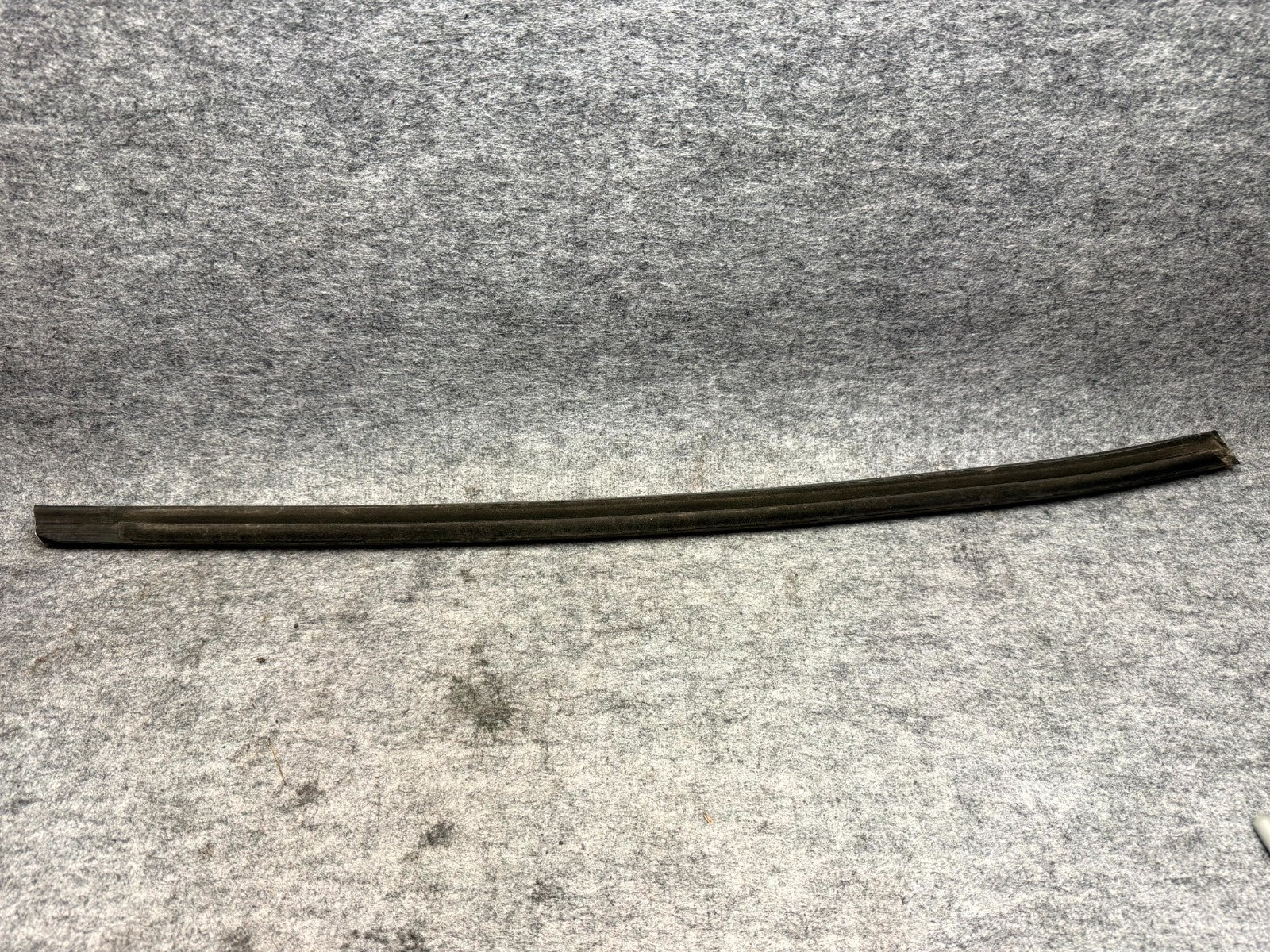♦️2017–2023 TESLA MODEL 3 FRONT LEFT DOOR WINDOW BELT MOLDING OEM, 1080681-00-H