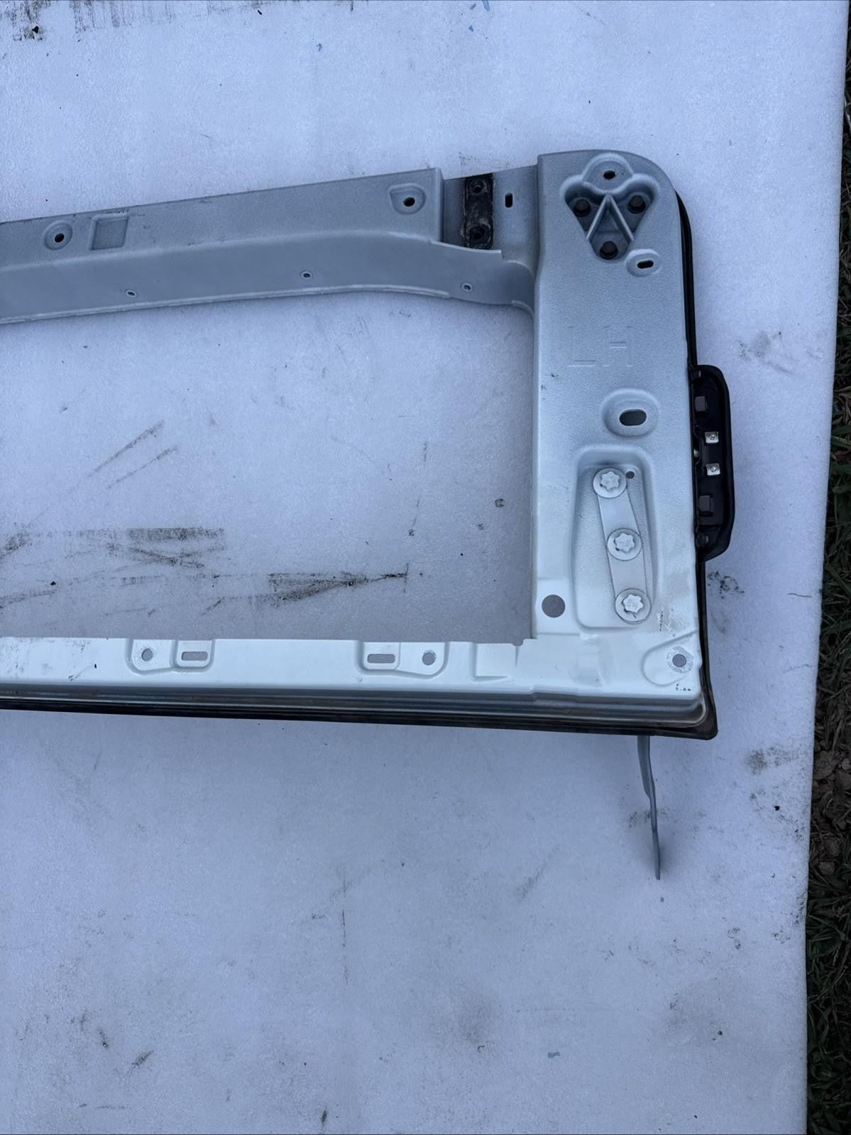 ♦️16-24 TESLA MODEL X REAR RIGHT UPPER DOOR WINDOW GLASS FRAME OEM, 102878200