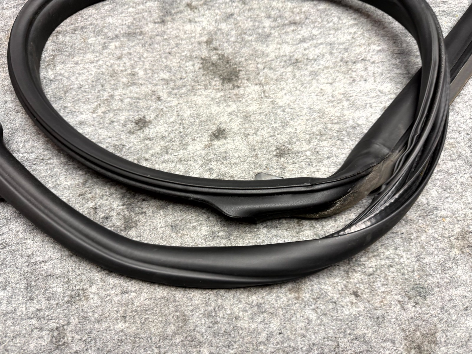 ♦️2017 - 2023 TESLA MODEL 3 FRONT LEFT BODY SEAL WEATHERSTRIP OEM, 1090510-00-O