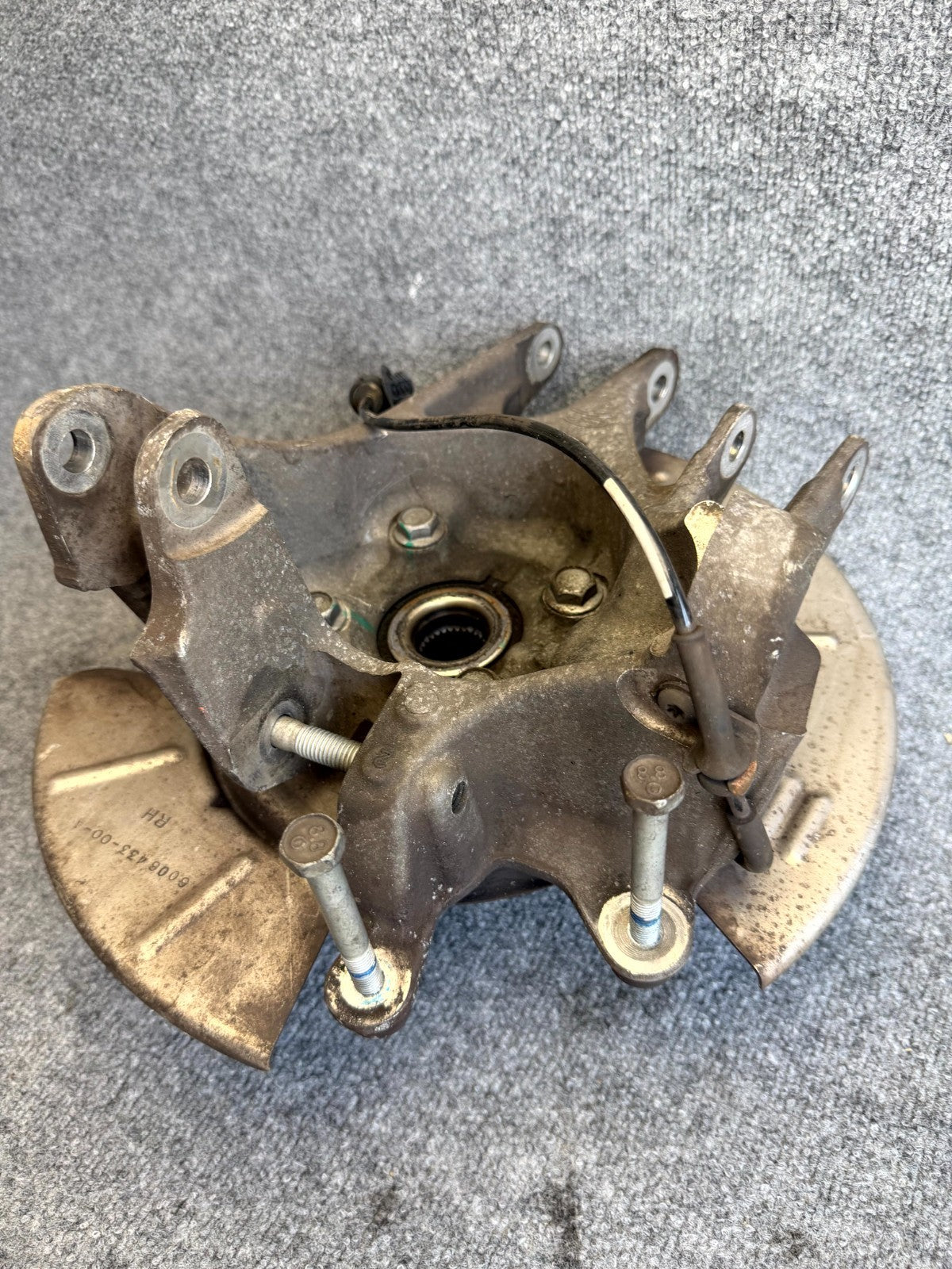 12–16 TESLA MODEL S REAR RIGHT SPINDLE KNUCKLE HUB W/ DUST SHIELD OEM, 600702400