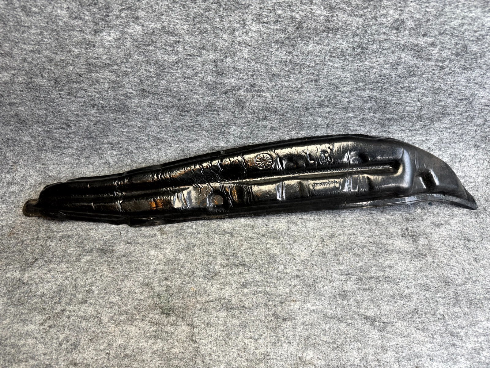 ♦️17-20 TESLA MODEL S LEFT SIDE FENDER REARWARD INSULATOR PAD OEM, 1050419-00-A