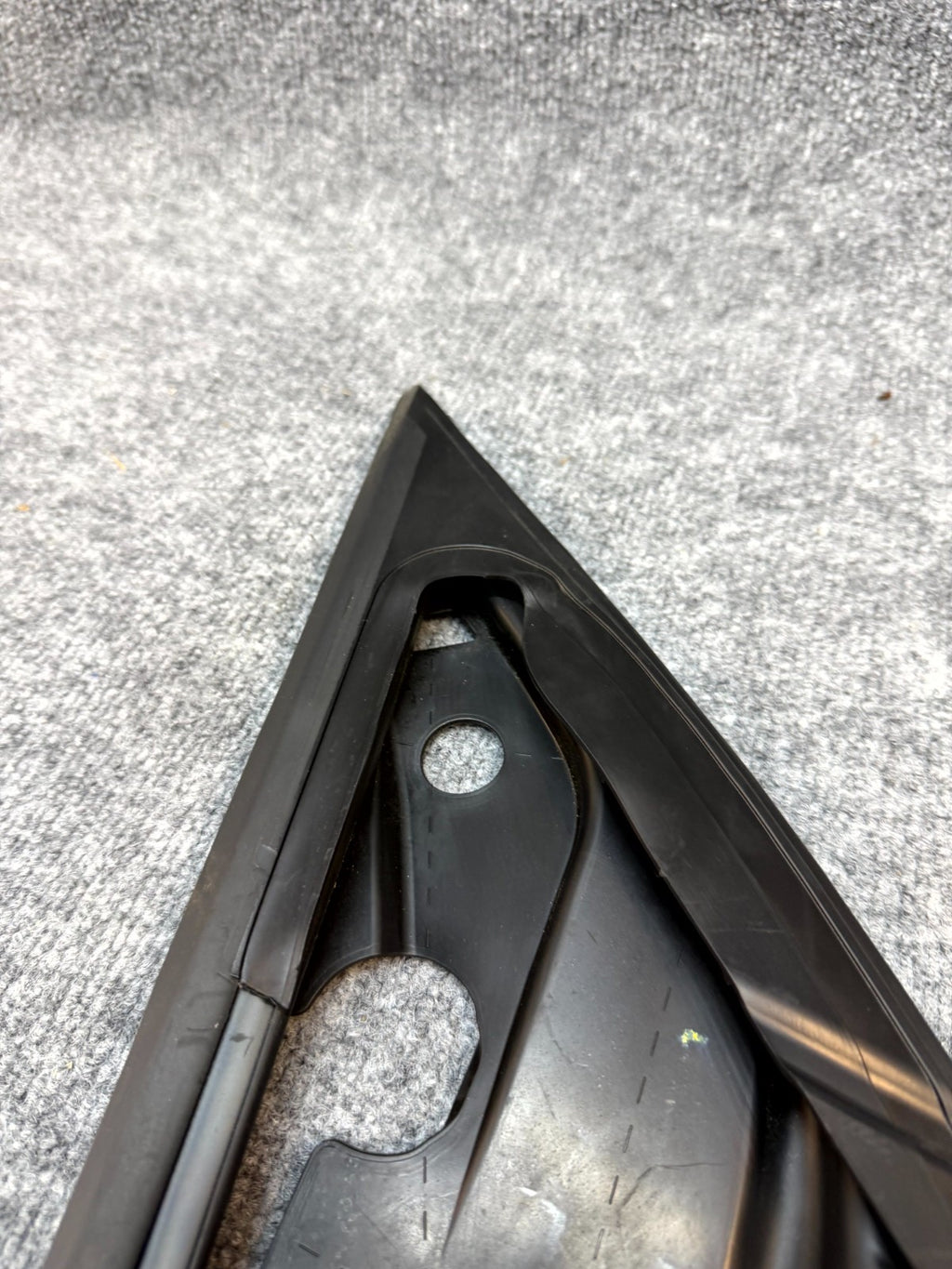 2020-2024 TESLA MODEL Y FRONT RIGHT SIDE RUN WEATHERSTRIP SEAL OEM, 1500067-00-C