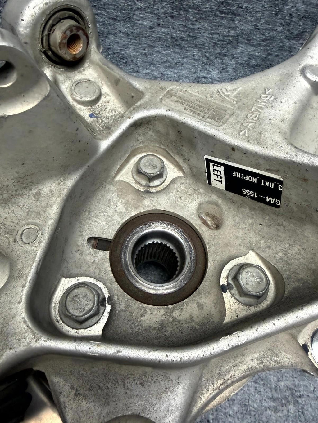 ♦️2017 - 2023 TESLA MODEL 3 REAR LEFT SIDE SPINDLE KNUCKLE HUB OEM, 1044123-00-A
