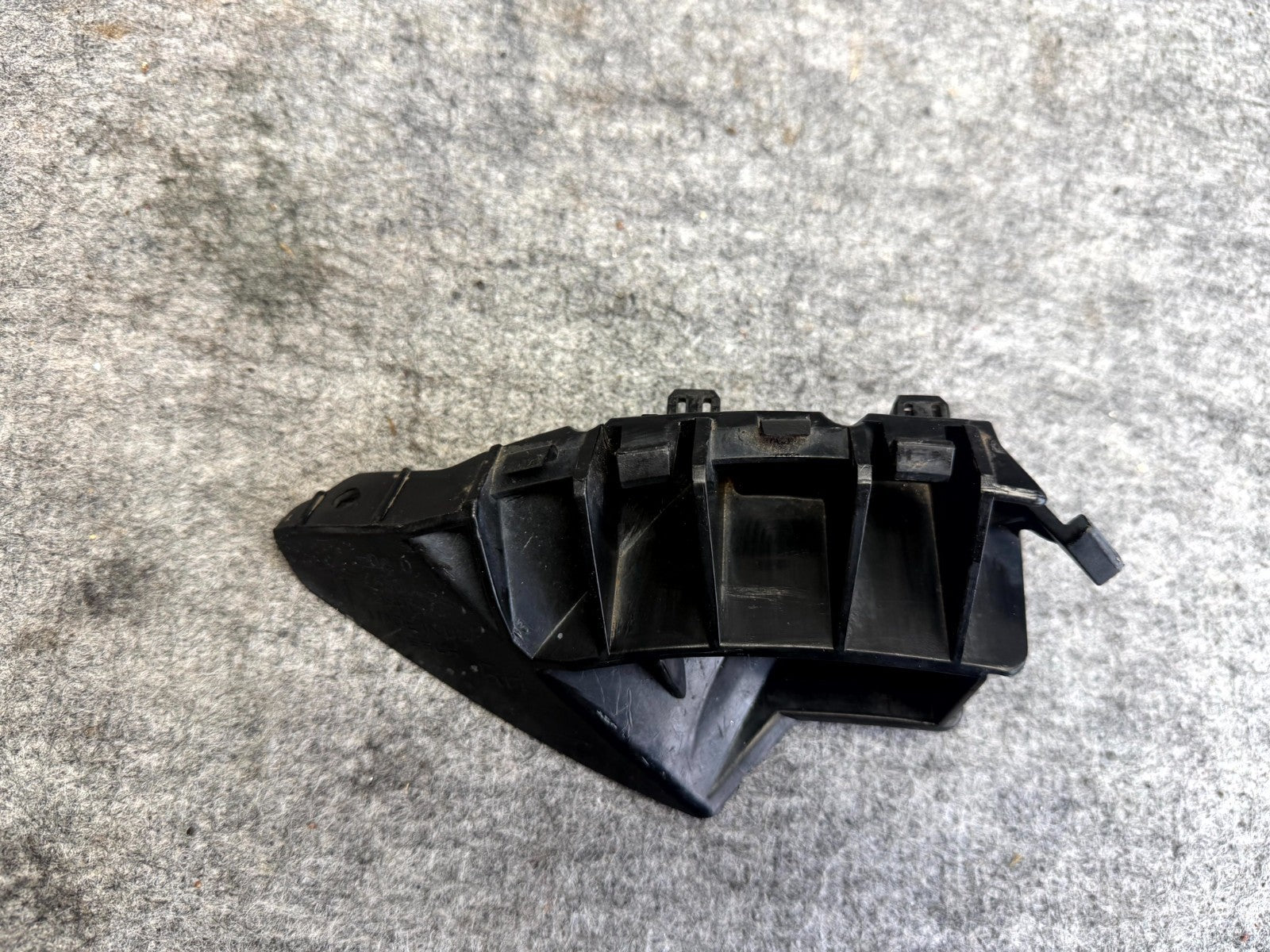 ♦️2012 - 2020 TESLA MODEL S FRONT RIGHT BUMPER FENDER BRACKET OEM, 1041318-00-C