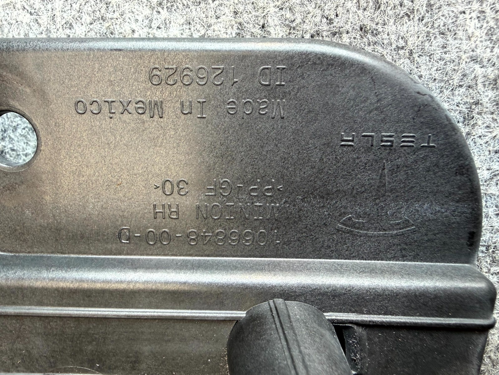 ♦️16-20 TESLA MODEL X RIGHT SIDE FLOOR LOWER SUPPORT BRACKET OEM, 1066848-00-D