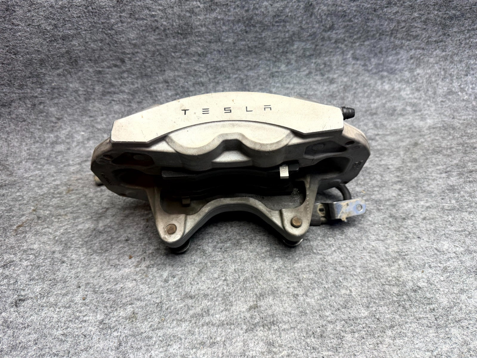 ♦️17–23 TESLA MODEL 3 FRONT RIGHT CALIPER W/ BRAKE HOSE LINE OEM, 1044622-00-E