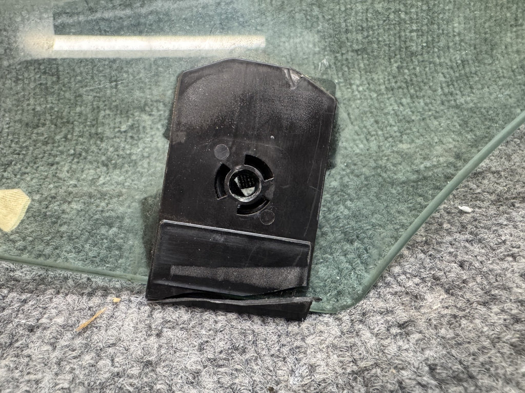 2017 – 2023 TESLA MODEL 3 FRONT RIGHT SIDE DOOR WINDOW GLASS OEM, 1568569-00-C