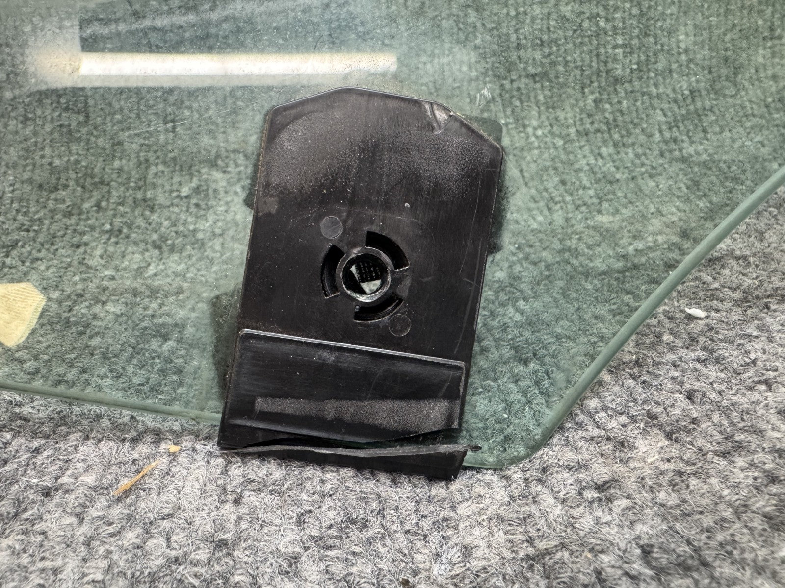 2017 – 2023 TESLA MODEL 3 FRONT RIGHT SIDE DOOR WINDOW GLASS OEM, 1568569-00-C