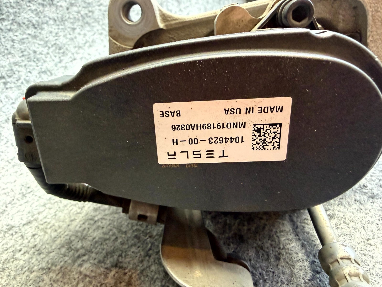 ♦️2017 - 2023 TESLA MODEL 3 REAR LEFT SIDE BRAKE CALLIPER OEM, 1044623-00-H