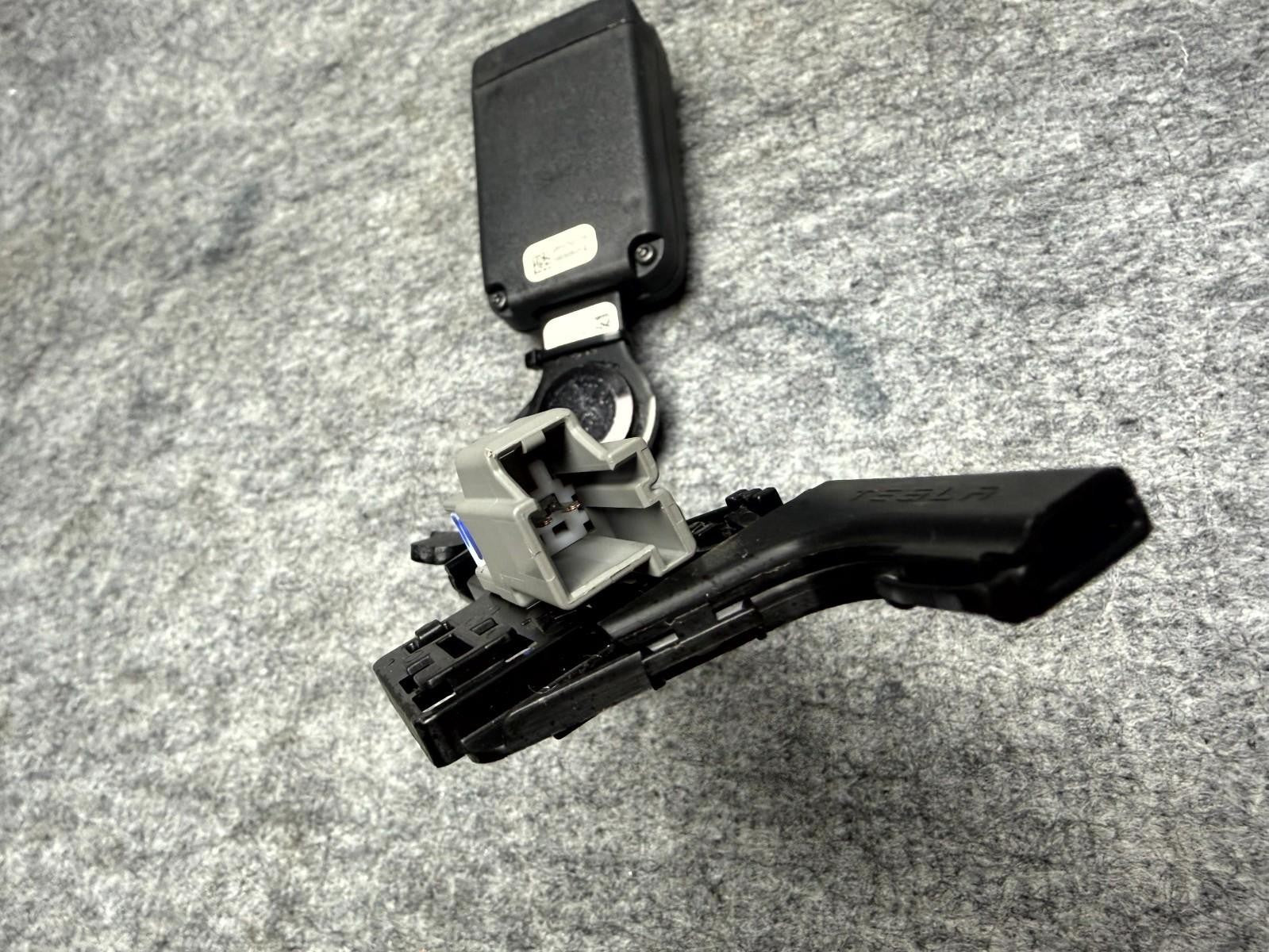 ♦️2017-2023 TESLA MODEL 3 REAR LEFT 2ND ROW SEAT BELT BUCKLE OEM, 1085939-01-E
