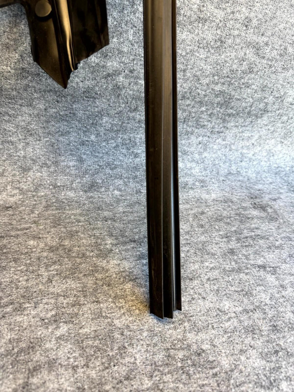 ♦️17-23 TESLA MODEL 3 FRONT RIGHT DOOR A-PILLAR FLAG RUBBER SEAL OEM, 109050200G