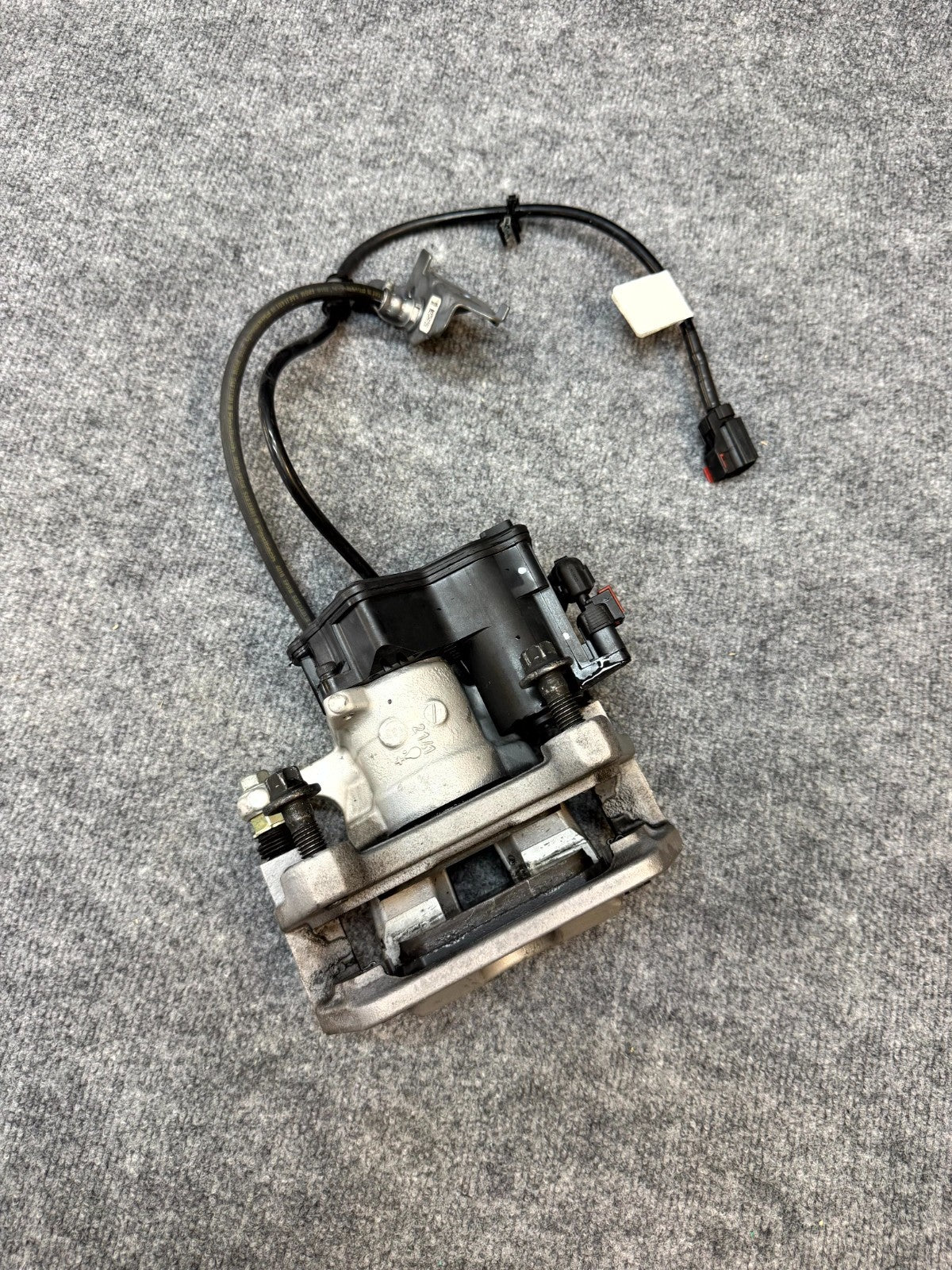 2020 - 2024 TESLA MODEL Y REAR BRAKE CALIPER WITH BREAK LINE OEM, 1044625-00-B