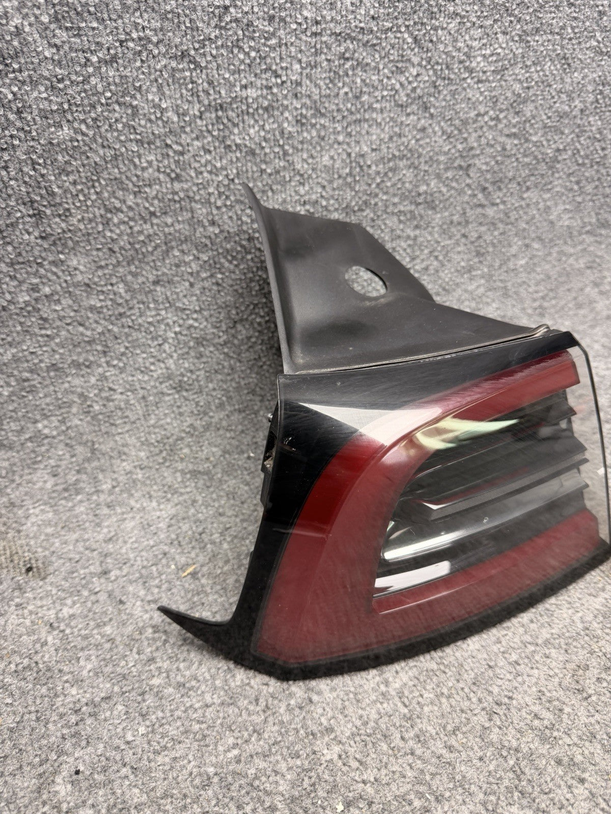 2020 - 2024 TESLA MODEL Y REAR LEFT DRIVER OUTER TAIL LIGHT OEM 1502086-00-D