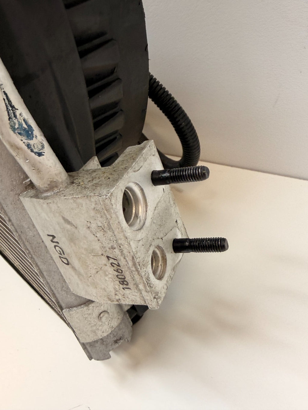 2012-2020 TESLA MODEL S RIGHT COOLING FAN SHROUD W/ CONDENCER 6008357-00-F