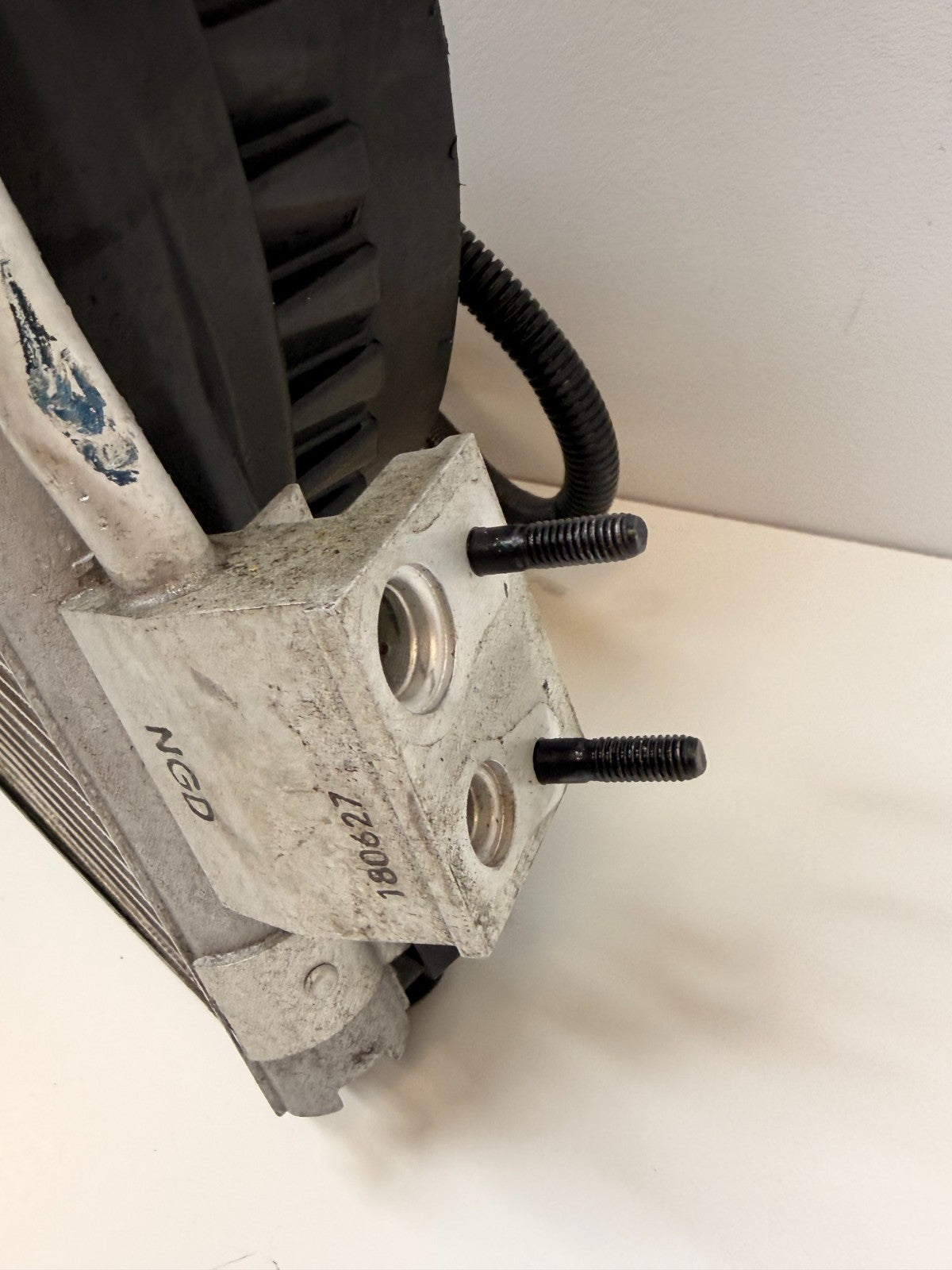 2012-2020 TESLA MODEL S RIGHT COOLING FAN SHROUD W/ CONDENCER 6008357-00-F