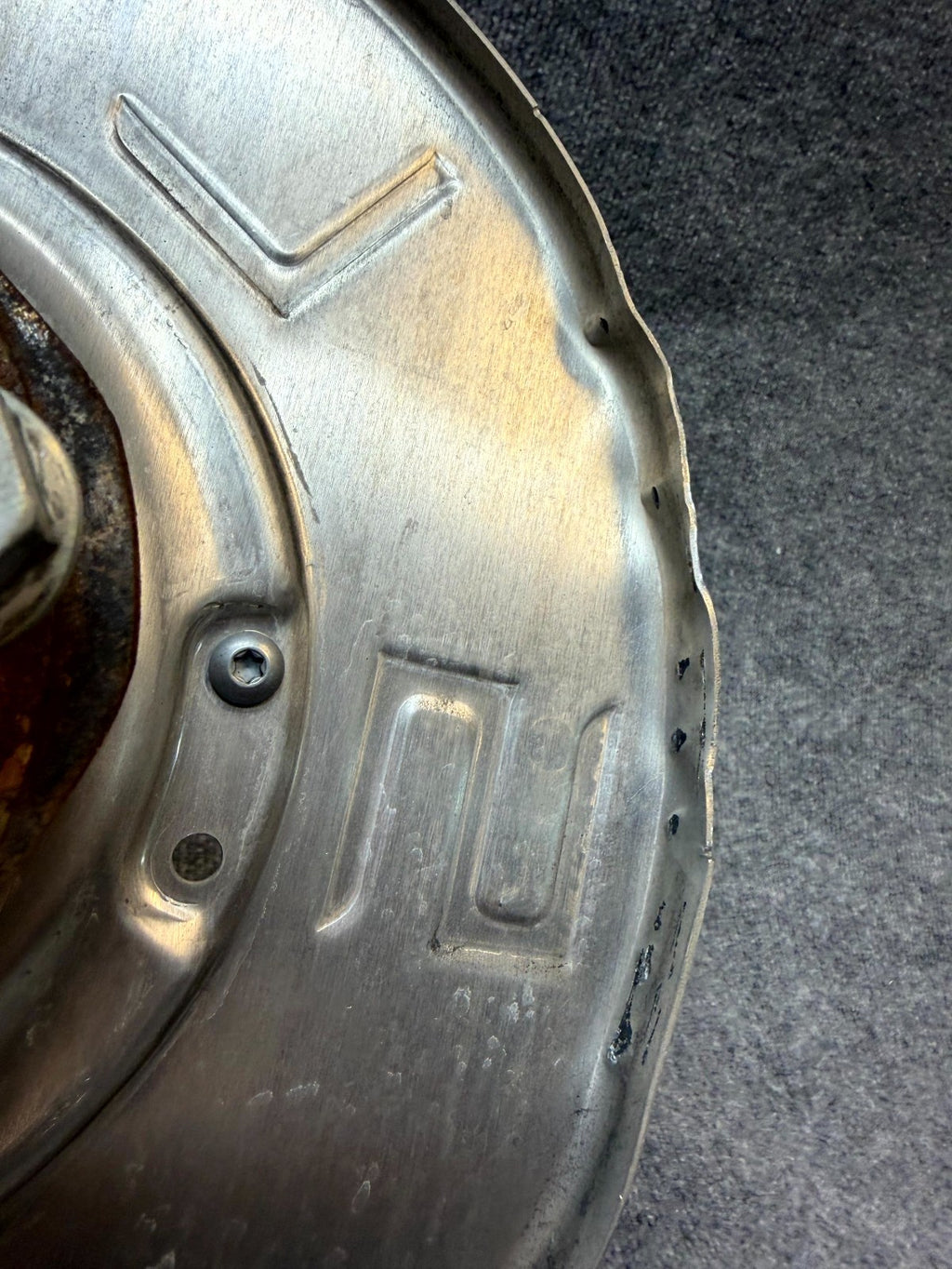 2020-2024 TESLA MODEL Y FRONT RIGHT SPINDLE KNUCKLE HUB & SHIELD OEM, 118831600E