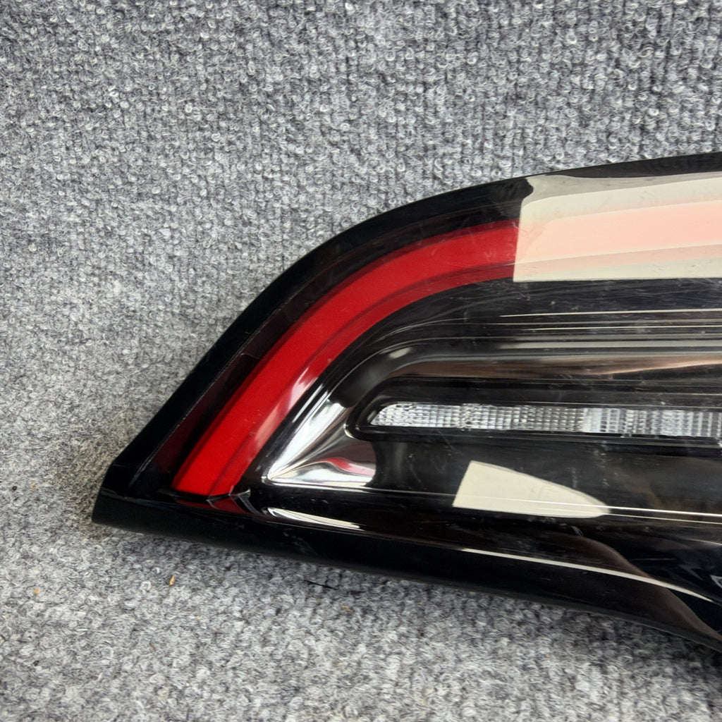 OEM 2020 - 2024 Tesla Model Y Right Inner 4 Pin Tail Light Lamp 1502089-00-B
