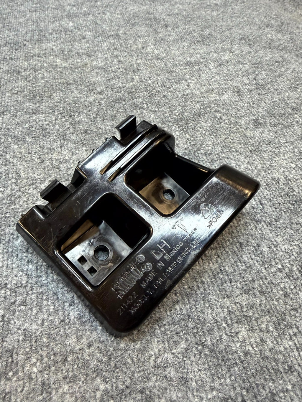 2020-2024 TESLA MODEL Y REAR LEFT DRIVER SIDE TAILLIGHT BRACKET OEM 1494038-00-E