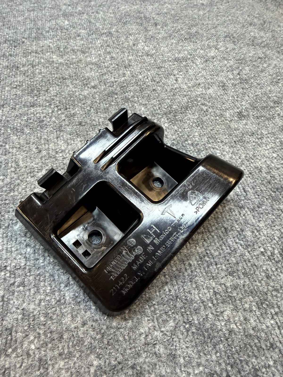 2020-2024 TESLA MODEL Y REAR LEFT DRIVER SIDE TAILLIGHT BRACKET OEM 1494038-00-E
