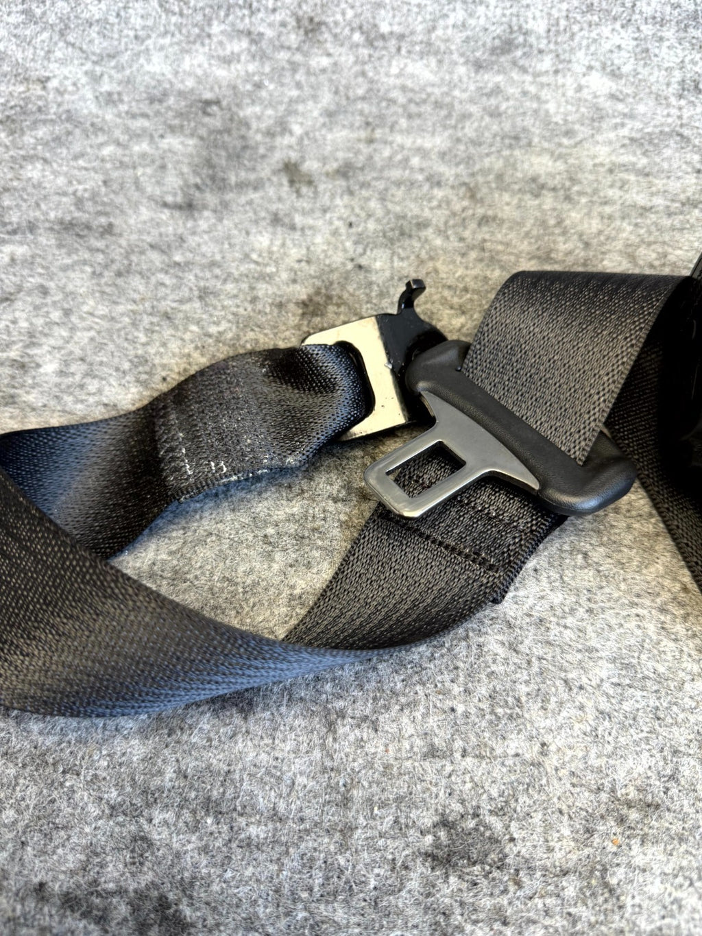 ♦️17-23 TESLA MODEL 3 REAR LEFT OR RIGHT SEAT BELT RETRACTOR OEM, 1081281-01-G