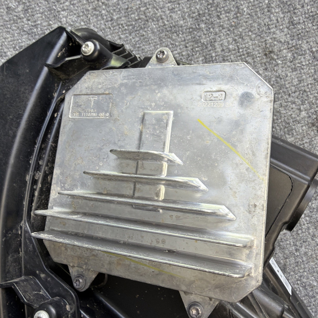 2017-2020 TESLA MODEL 3-Y HEADLIGHT RIGHT PASSENGER  1077372-00-L LED OEM