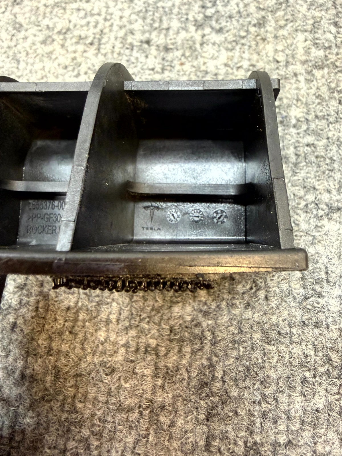 2020 - 2024 TESLA MODEL Y LEFT SIDE ROCKER PANEL BRACKET CLIP OEM, 1555376-00-C