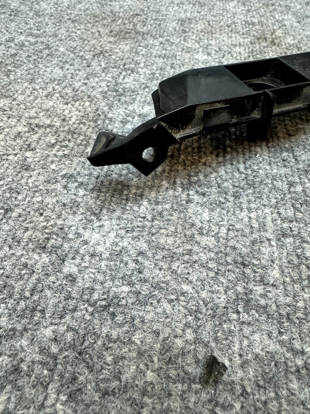 2017 - 2023 TESLA MODEL 3 REAR RIGHT SIDE BUPMER MOUNT BRACKET OEM, 1083991-00-K