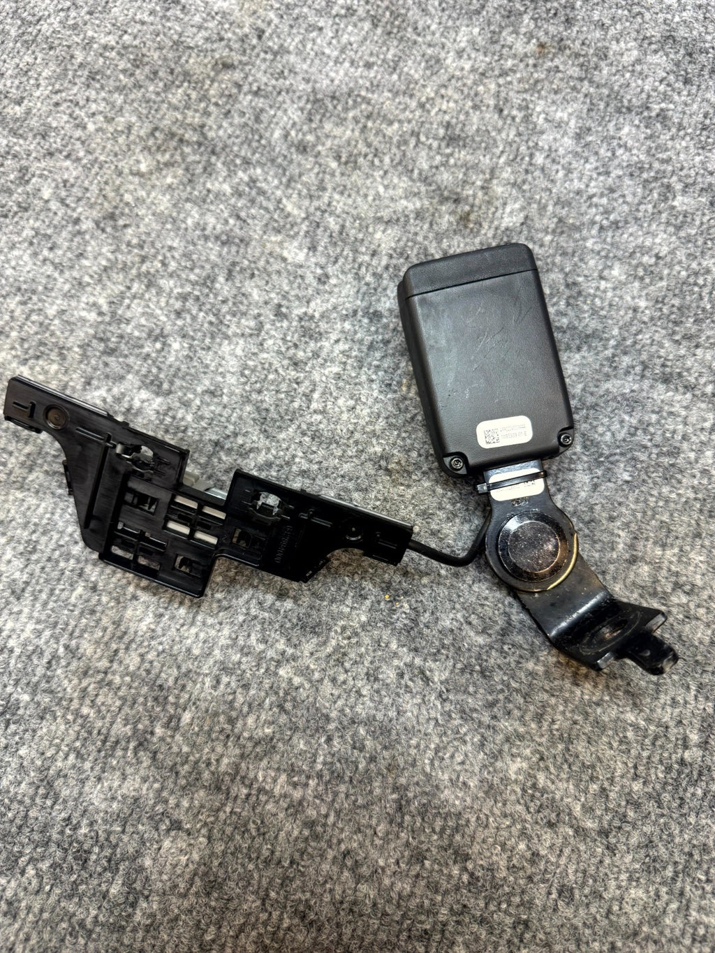 2017-2023 TESLA MODEL 3 REAR LEFT DRIVER SIDE SEAT BELT BUCKLE OEM, 1085939-01-E