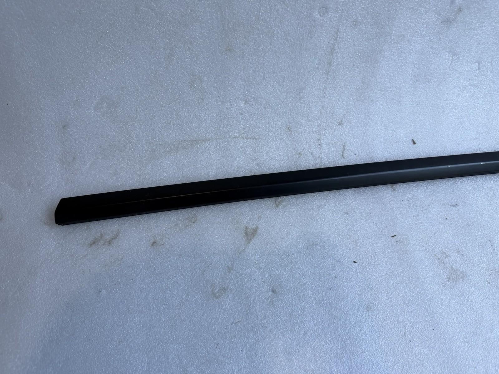 ♦️20-24 TESLA MODEL Y REAR RIGHT SIDE DOOR WINDOW BELT MOLDING OEM, 1495712-00-C