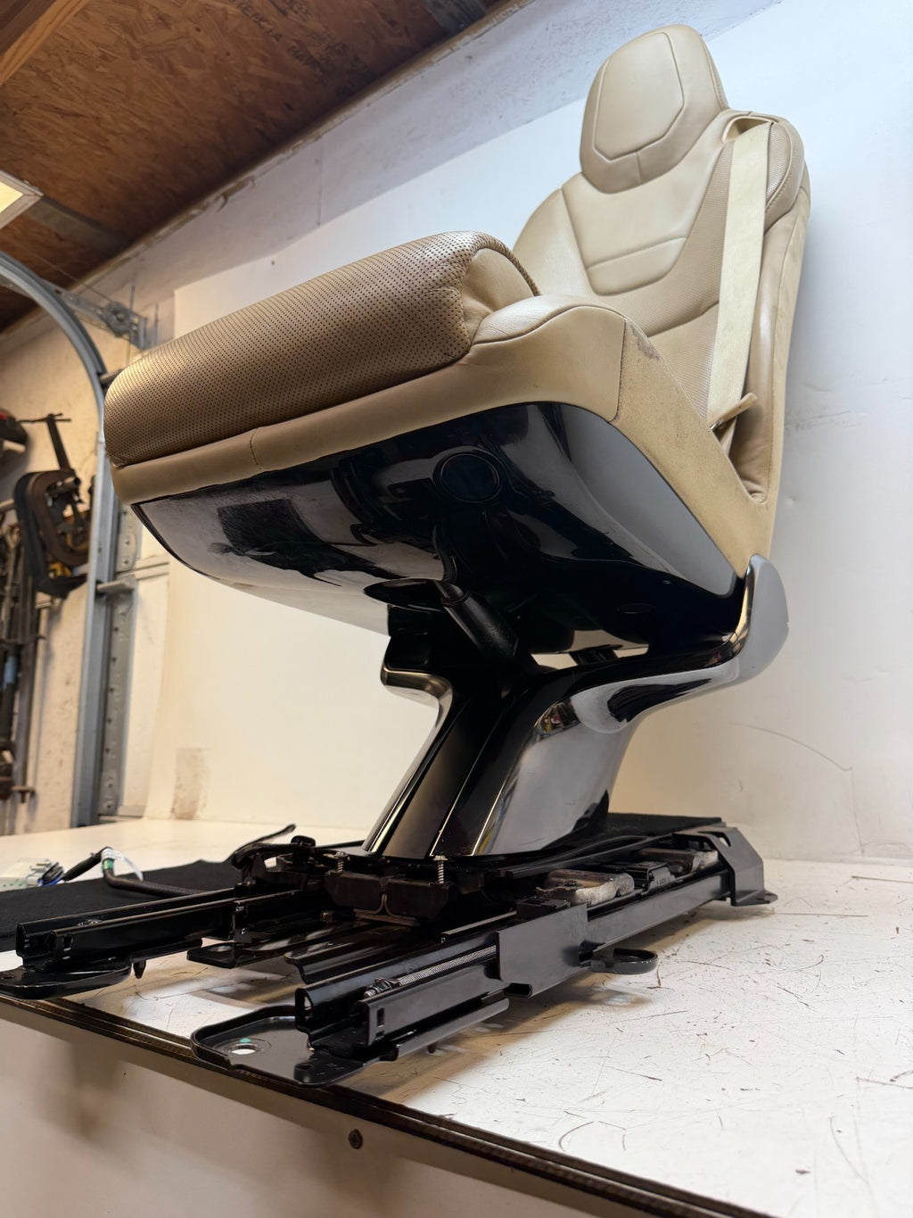 2016-2020 Tesla Model X Rear 2nd Row Middle Seat Assembly Complete 1059717-00-B