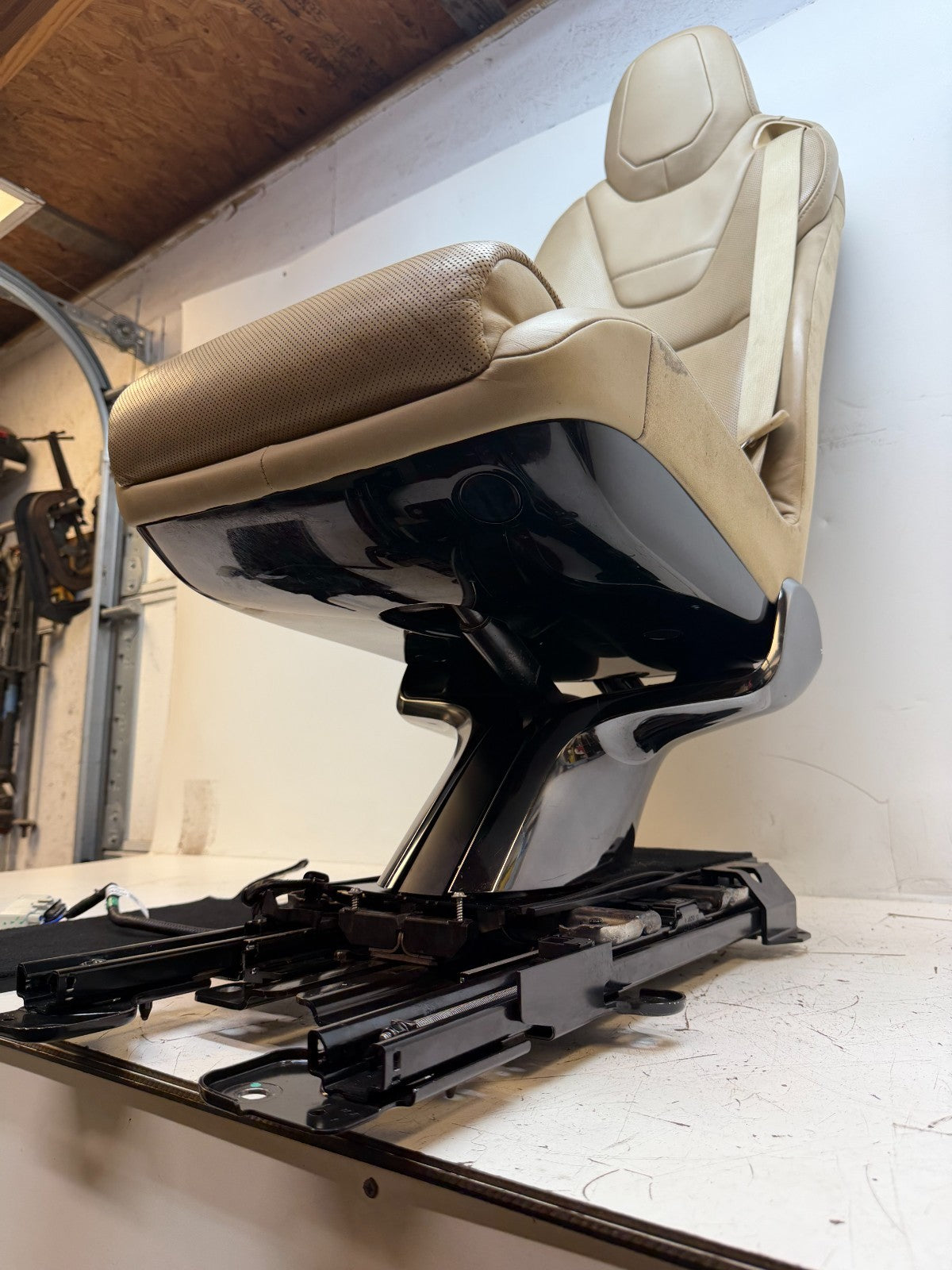 2016-2020 Tesla Model X Rear 2nd Row Middle Seat Assembly Complete 1059717-00-B