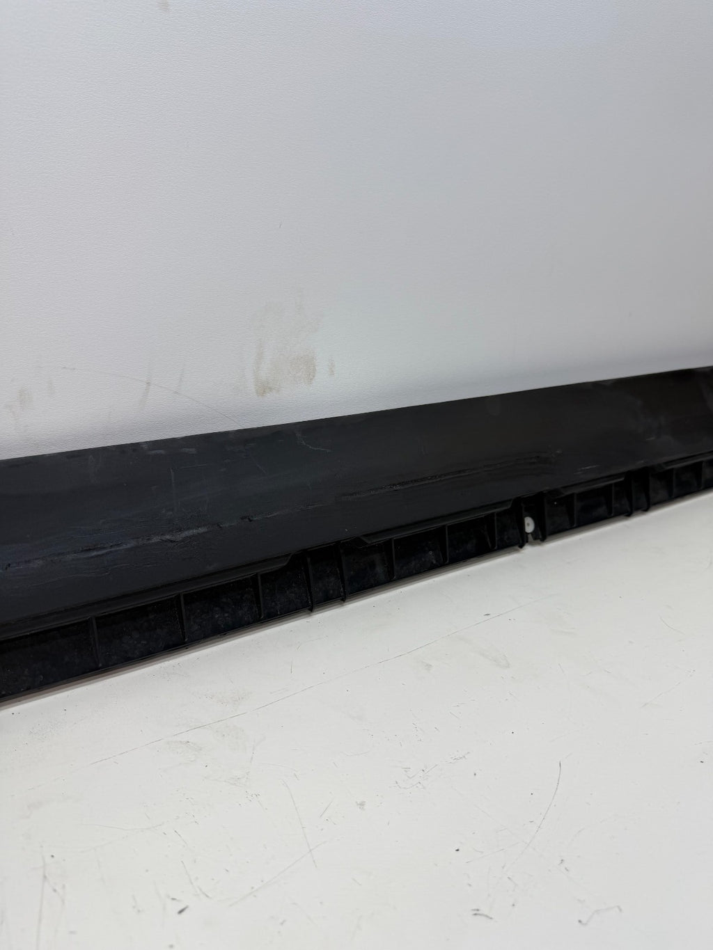 20-24 TESLA MODEL Y LEFT SIDE SKIRT ROCKER PANEL MOLDING CARRIER BRACKET