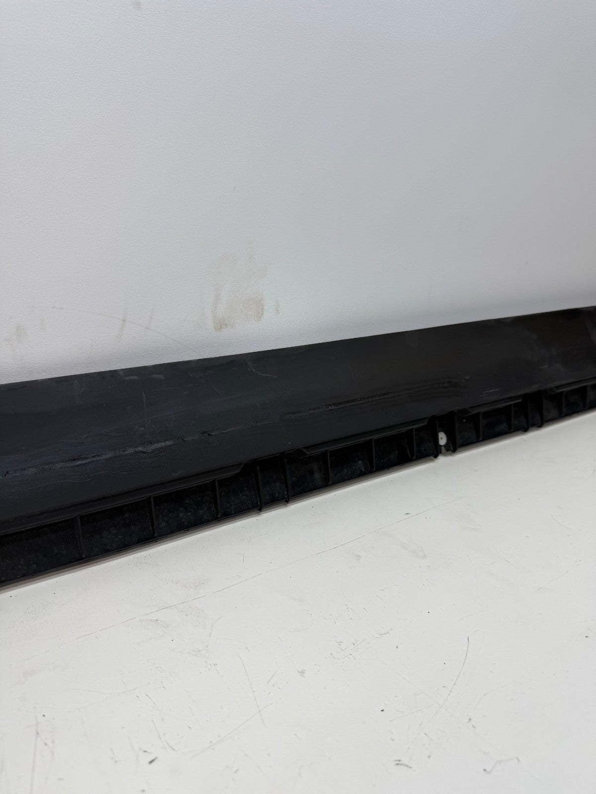20-24 TESLA MODEL Y LEFT SIDE SKIRT ROCKER PANEL MOLDING CARRIER BRACKET