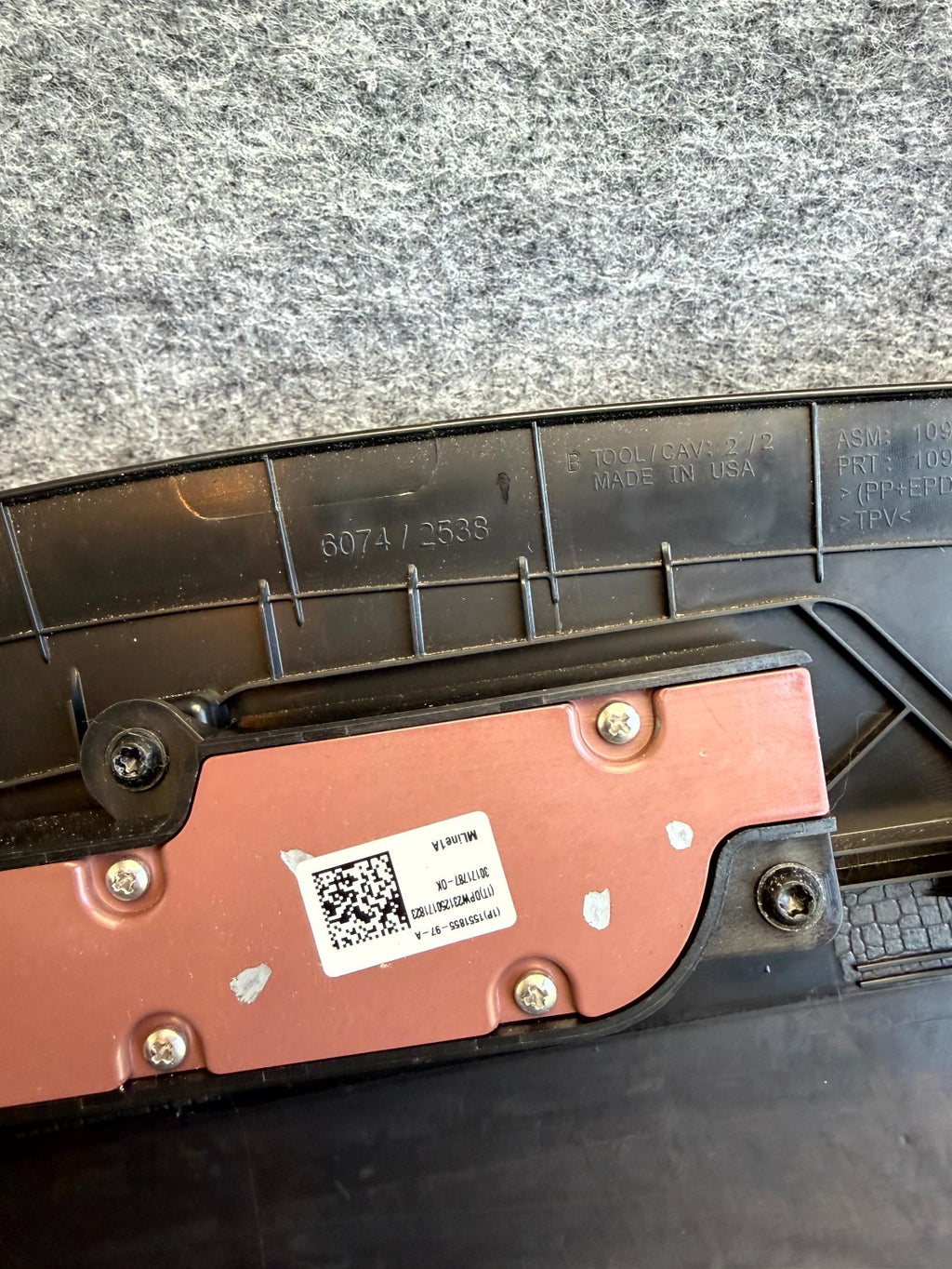 ♦️17–23 TESLA MODEL 3 FRONT RIGHT SEAT SWITCH OUTER TRIM COVER OEM, 1098349-00-G