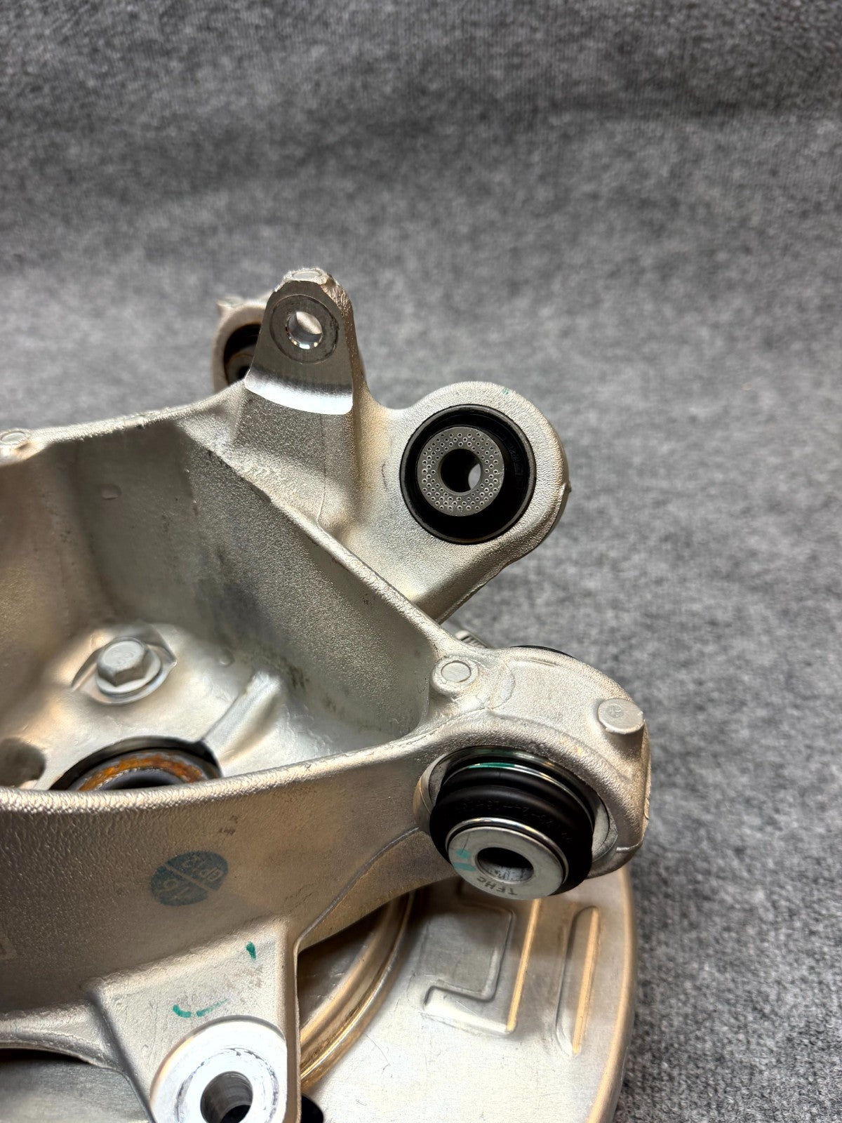 2020-2024 TESLA MODEL Y REAR RIGHT SPINDLE KNUCKLE HUB & SHIELD OEM,1188416-00-G