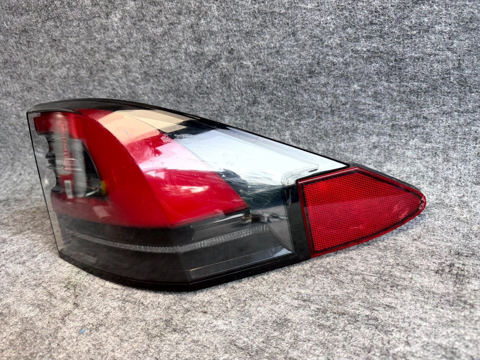 ♦️2016 - 2021 TESLA MODEL X REAR RIGHT SIDE OUTER TAIL LIGHT OEM, 1034333-00-B