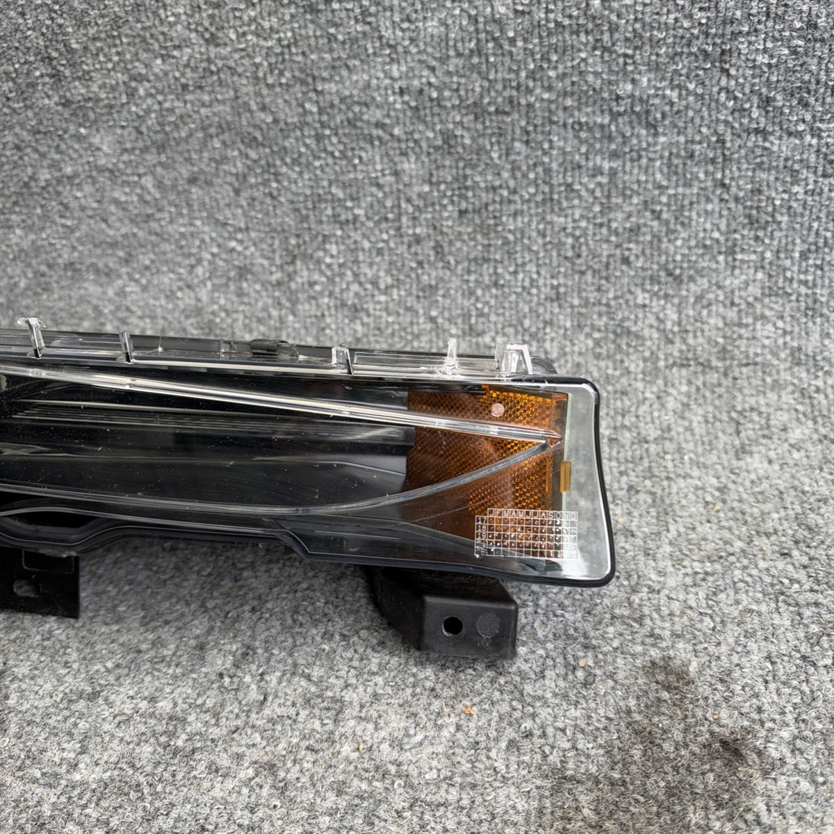 20-24 Tesla Model 3-Y Front Right Foglamp Turn Signal LED 1077391-00-F