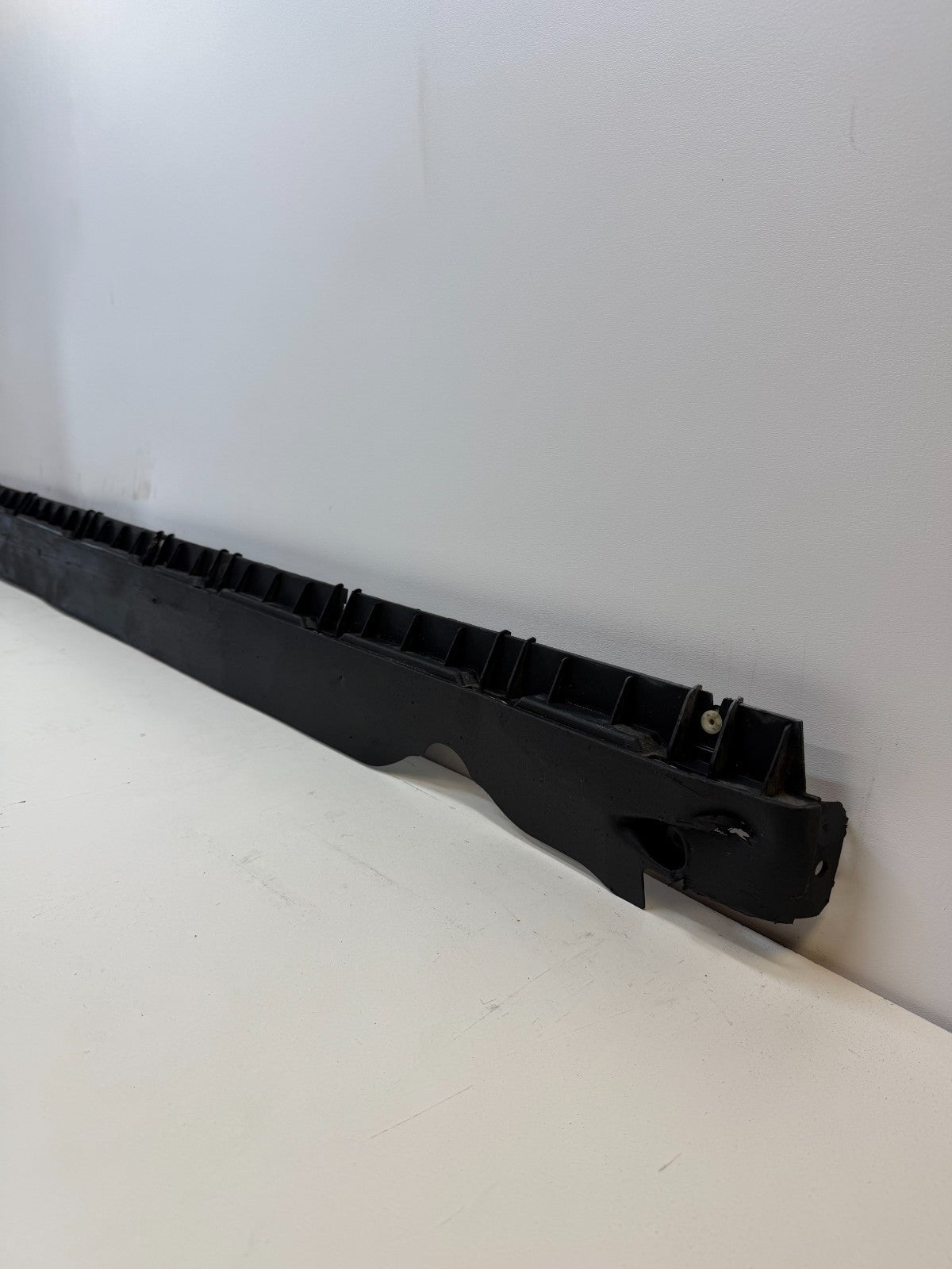 2020-24 TESLA MODEL Y RIGHT SIDE SKIRT ROCKER PANEL MOLDING CARRIER BRACKET